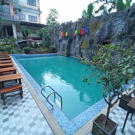 Grand Valonia Hotel Jembel Екстериор снимка