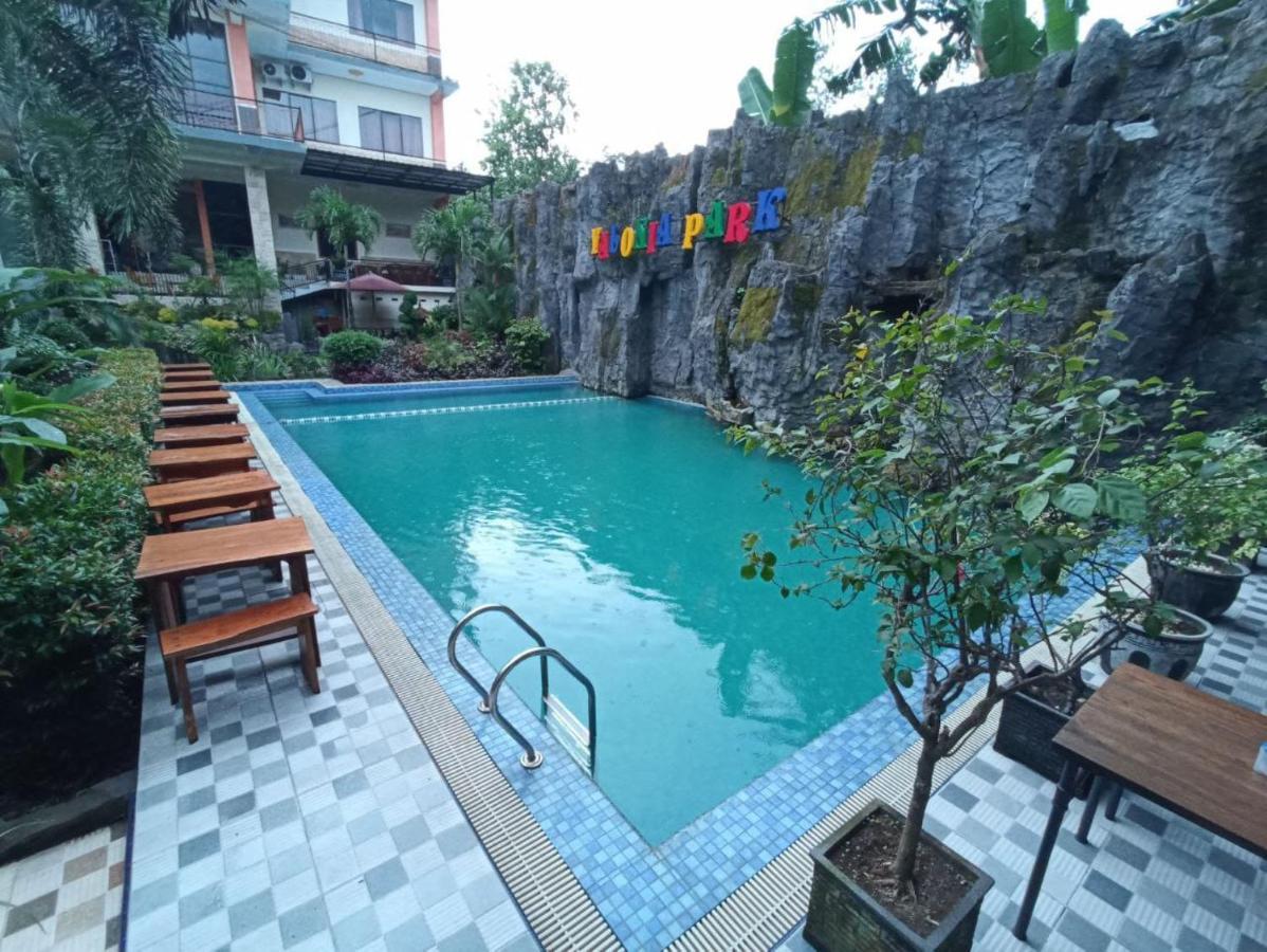 Grand Valonia Hotel Jembel Екстериор снимка