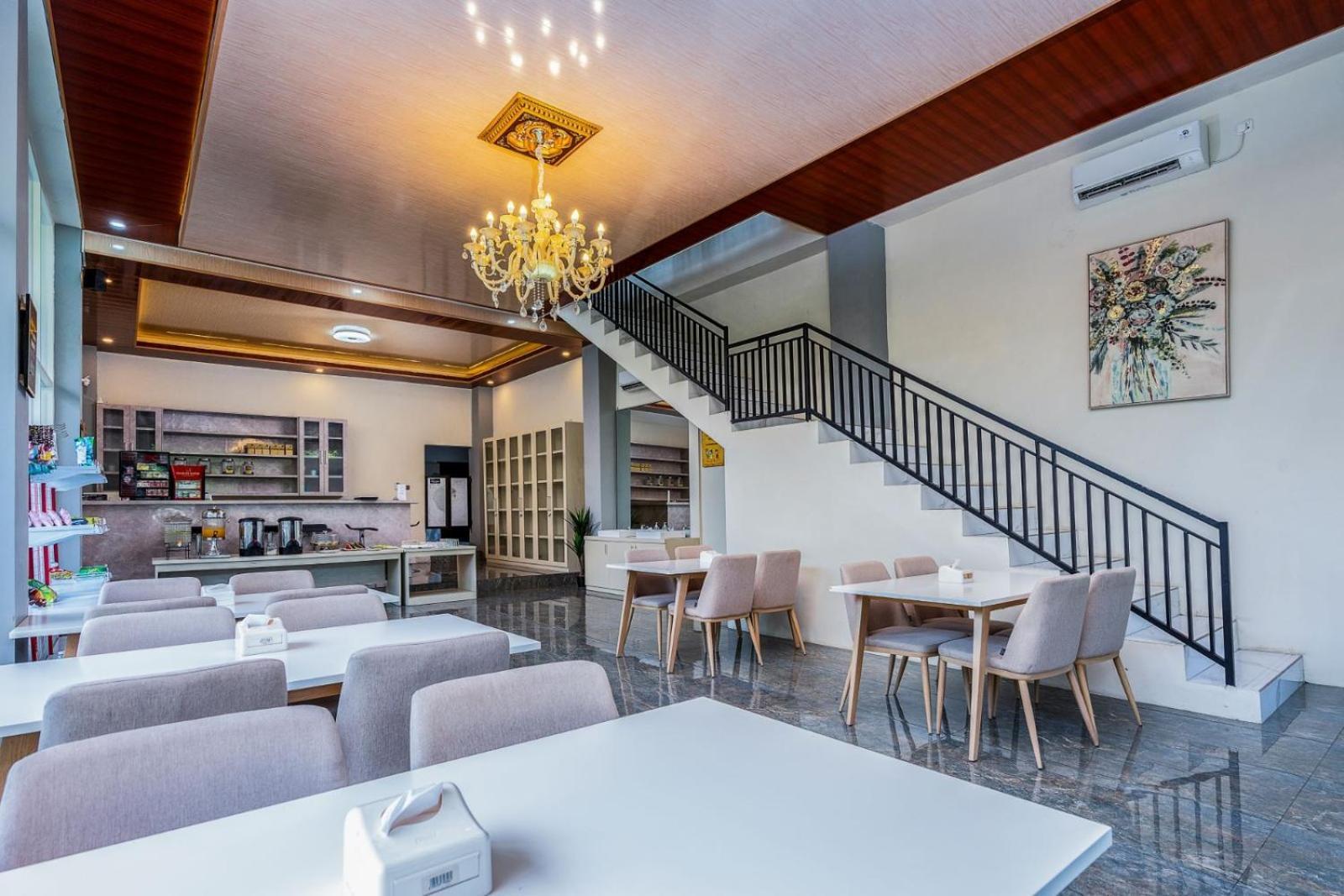 Grand Valonia Hotel Jembel Екстериор снимка
