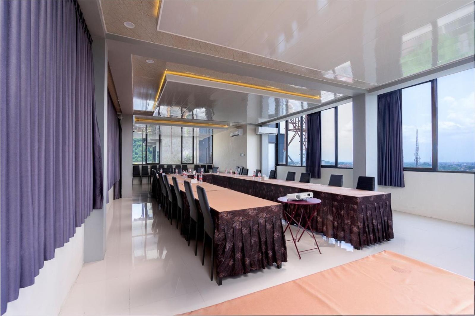 Grand Valonia Hotel Jembel Екстериор снимка