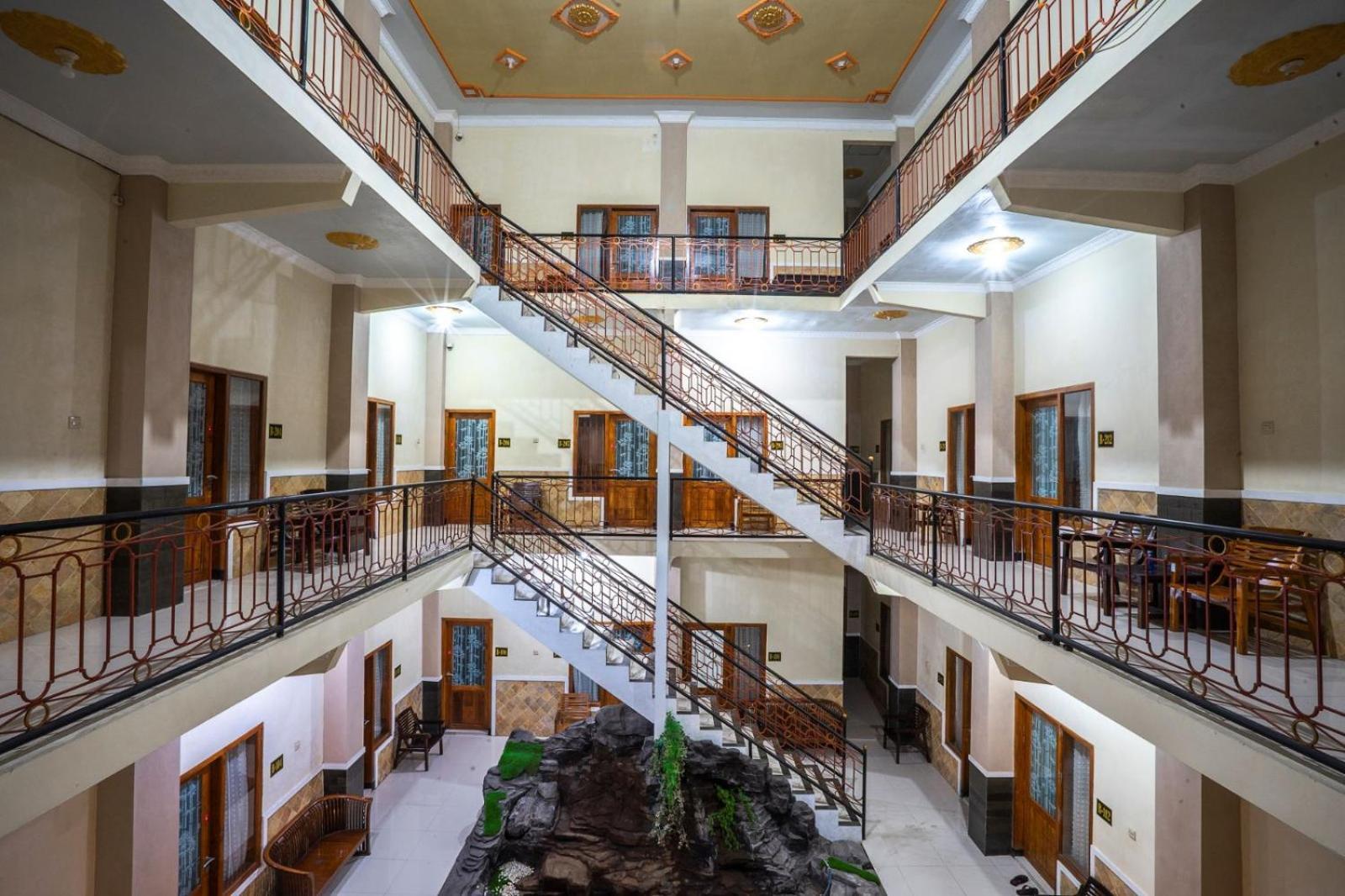 Grand Valonia Hotel Jembel Екстериор снимка