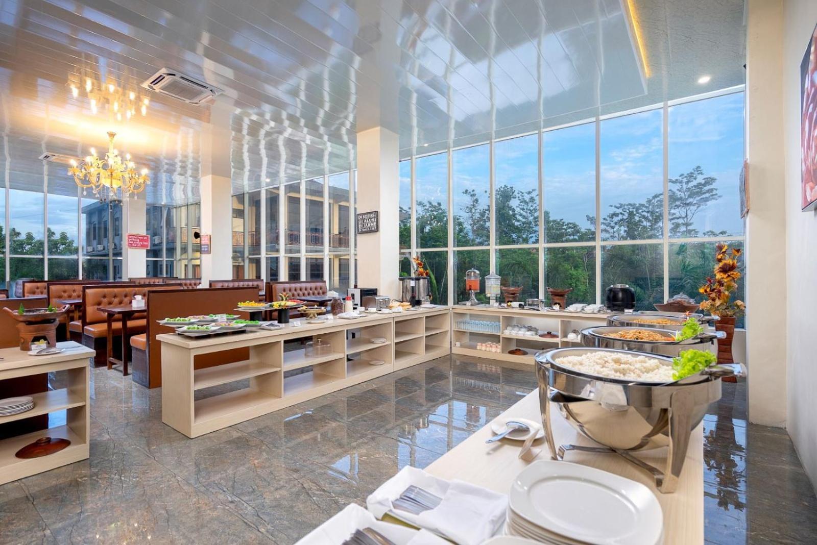 Grand Valonia Hotel Jembel Екстериор снимка
