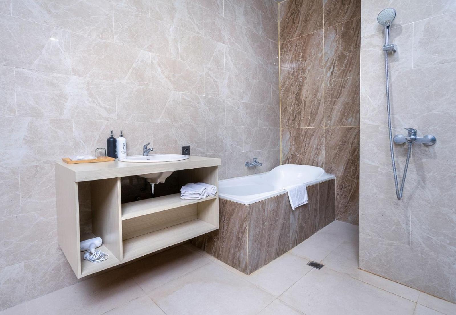 Grand Valonia Hotel Jembel Екстериор снимка