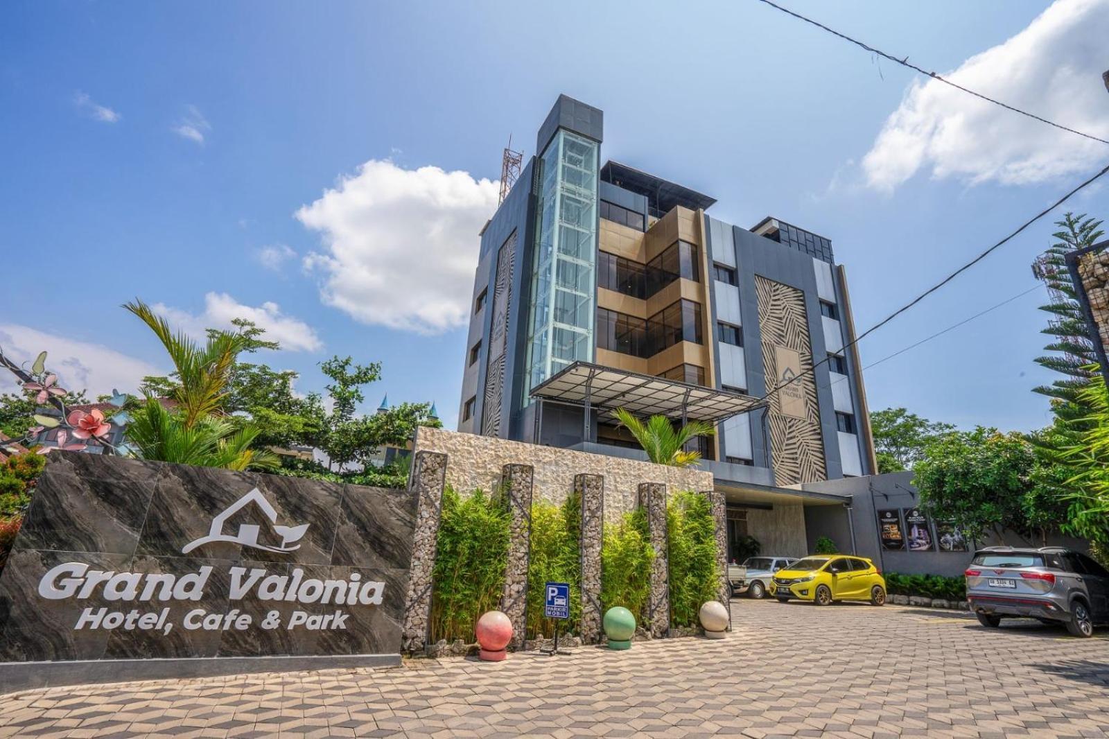 Grand Valonia Hotel Jembel Екстериор снимка