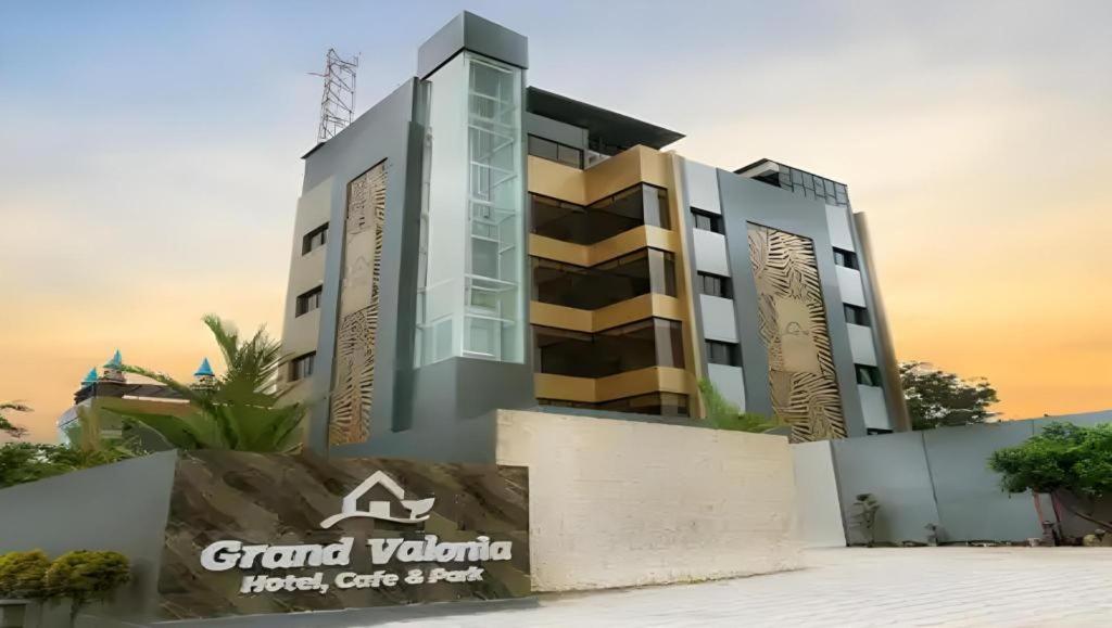 Grand Valonia Hotel Jembel Екстериор снимка