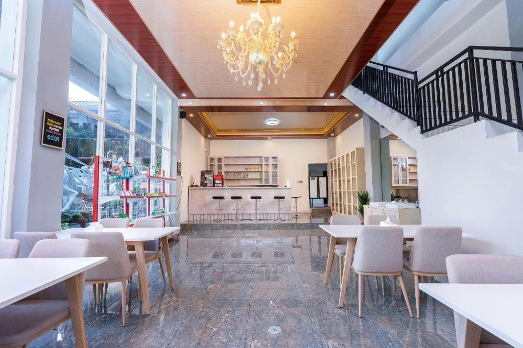 Grand Valonia Hotel Jembel Екстериор снимка